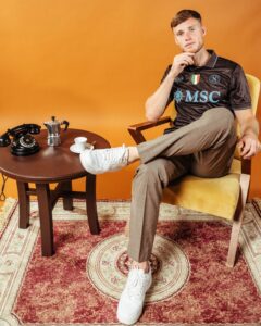 Il Napoli ha presentato la terza maglia 2025/26. E’ ispirata al caffè